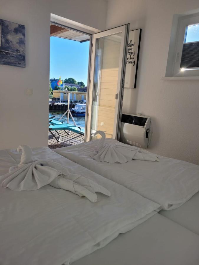 فندق 4 Sterne Dtv Floating House كروزلين المظهر الخارجي الصورة